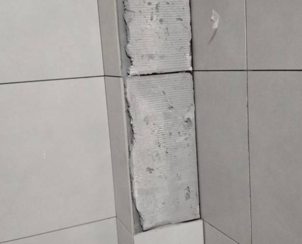 当涂瓷砖空鼓维修公司分享下瓷砖施工前基层浇水润湿程度不足，可能导致以下问题